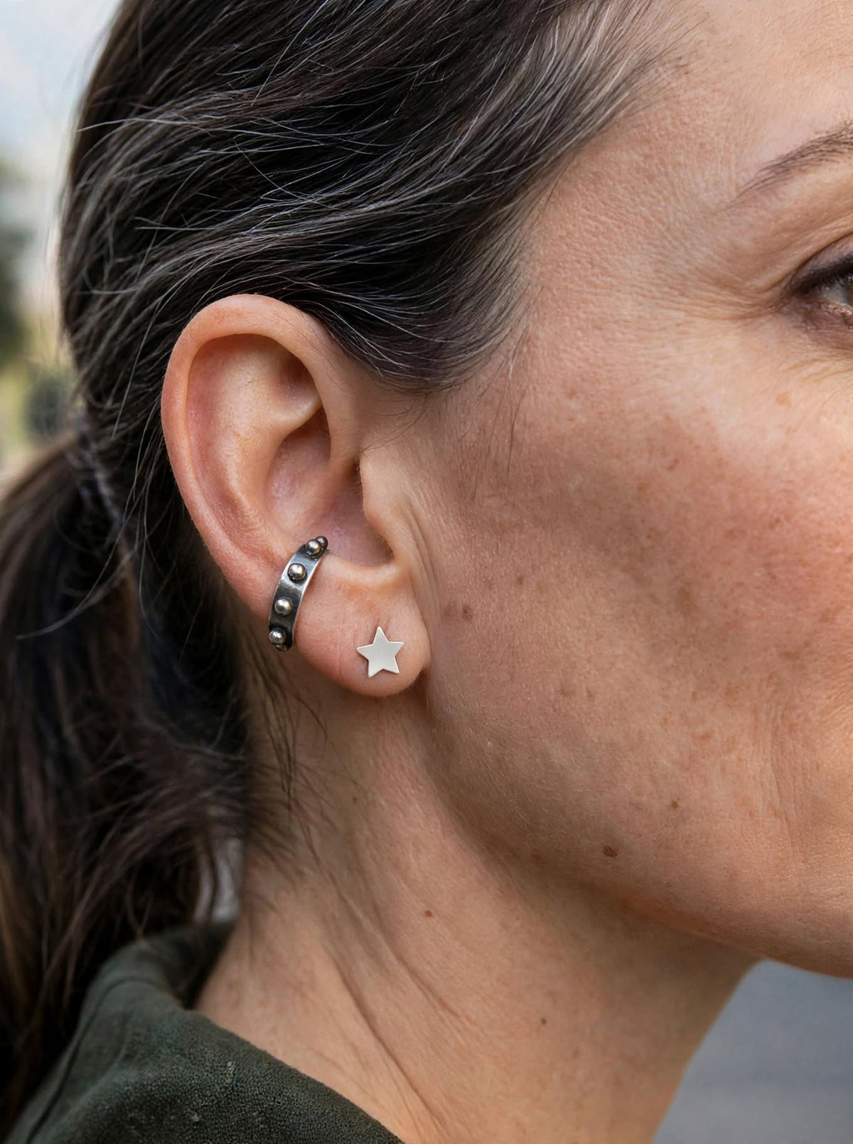 Ear cuff tachas